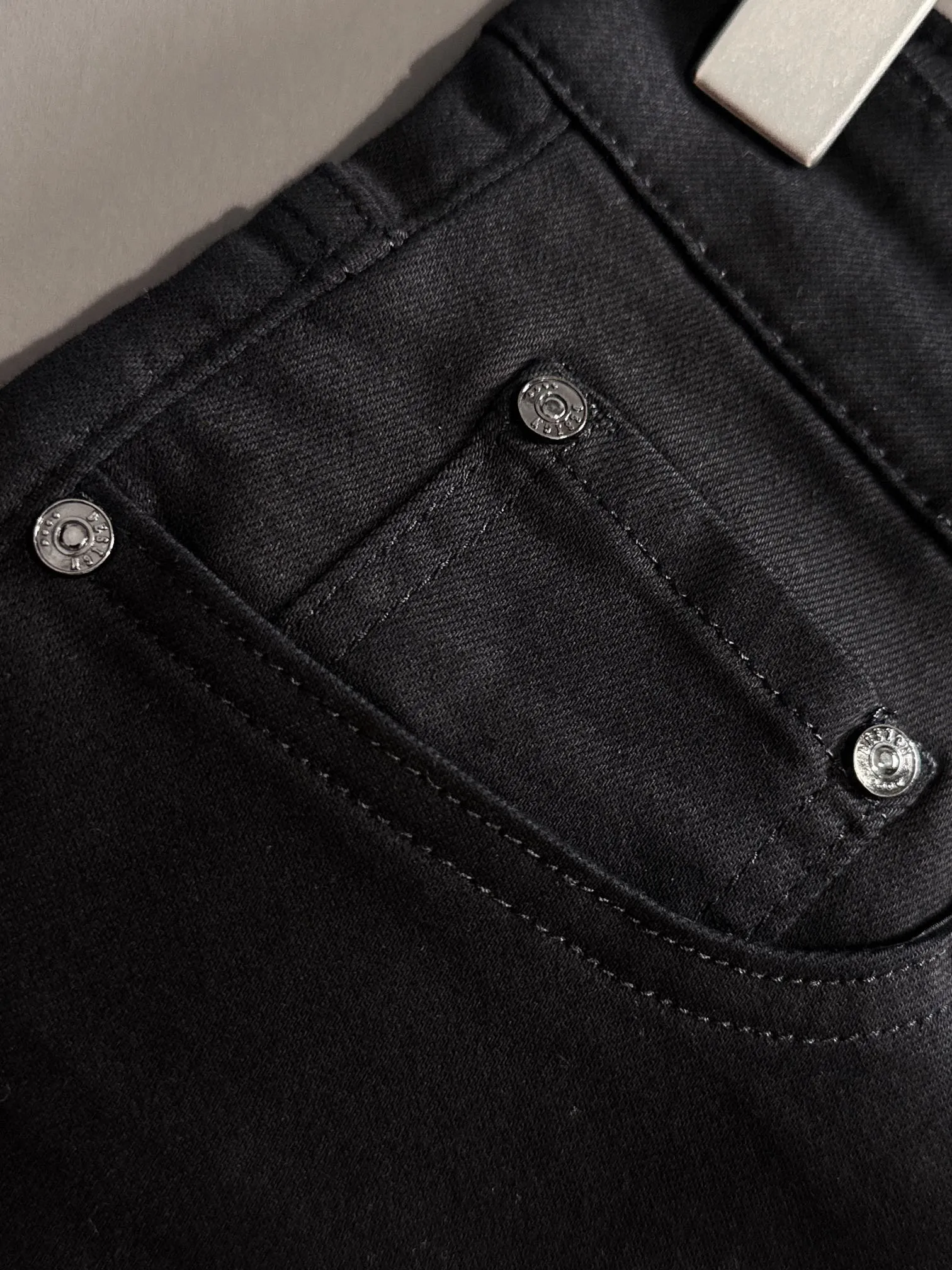 🅿️360 Croxin’s 2025 summer new hot brick pocket slim-fit jeans trousers are made of imported Japanese Denim plain cotton denim fabrics. They are complete in three standards, simple yet elegant, soft, delicate and comfortable, and the upper body is versatile and fashionable! Light luxury, a must-have item for daily commuting! Color: Black White Size: 28-40 (please state your height and weight when placing an order)